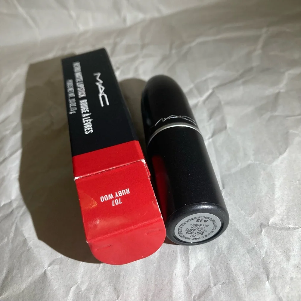 Mac lipstick (ruby woo)